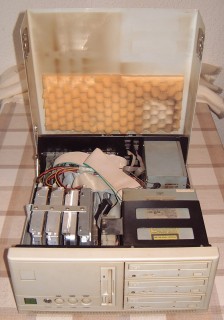 Abbildung 2: Einer der Mailboxrechner ge�ffnet